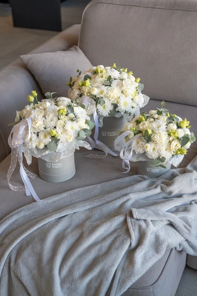 Композиция из цветов С праздником