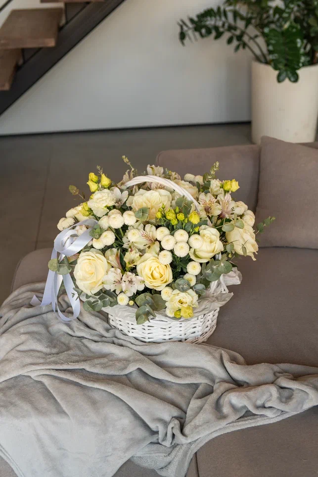 Корзина с цветами для мамочки