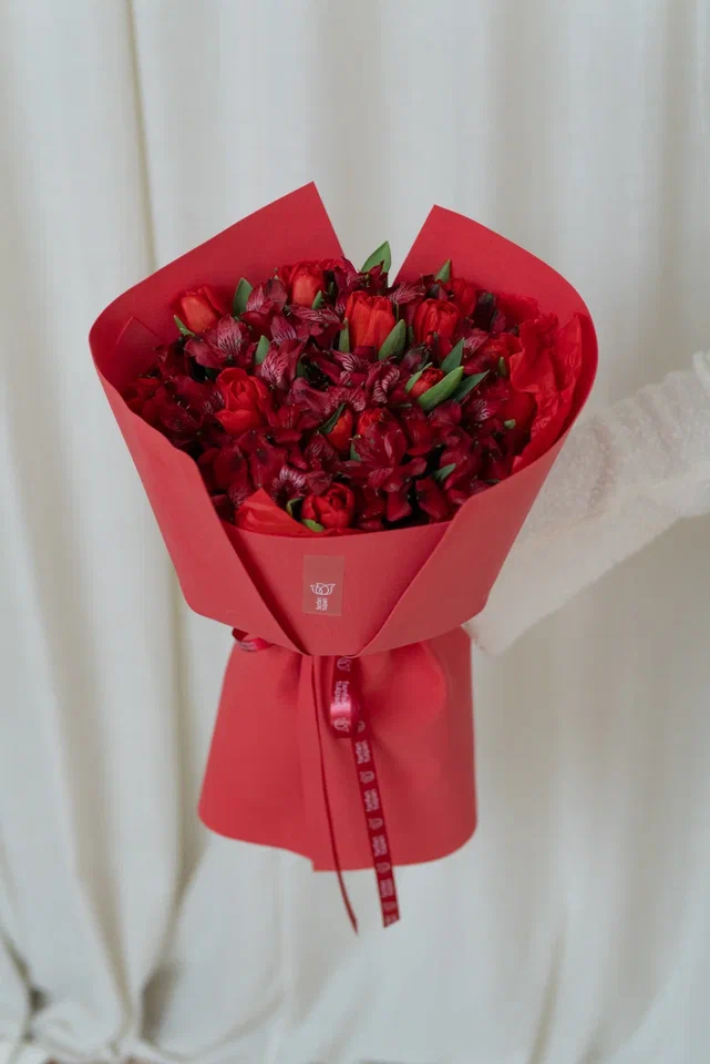 Букет тюльпанов и альстромерии Гранатовый браслет 