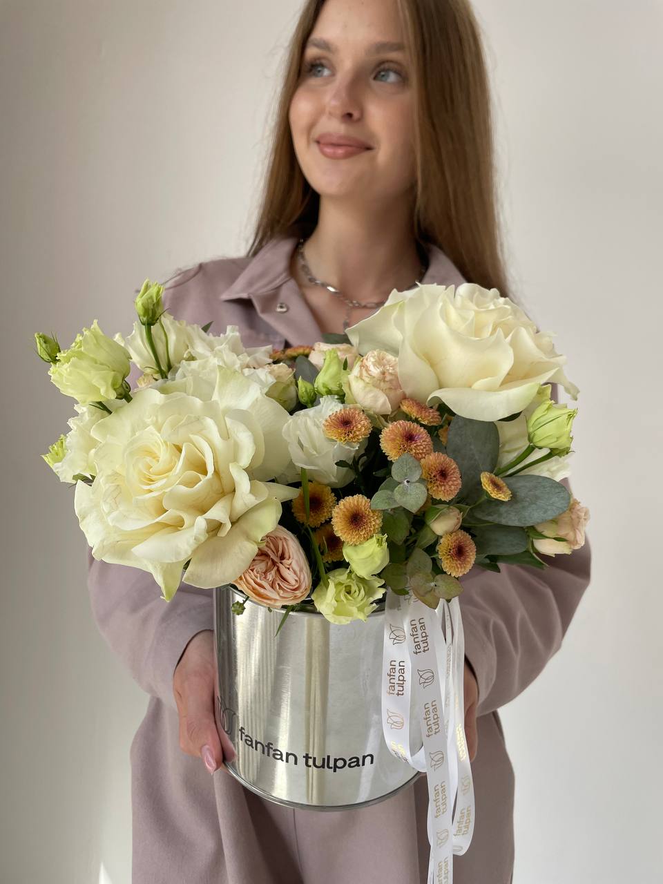 Композиция с розами и сантини Миндаль