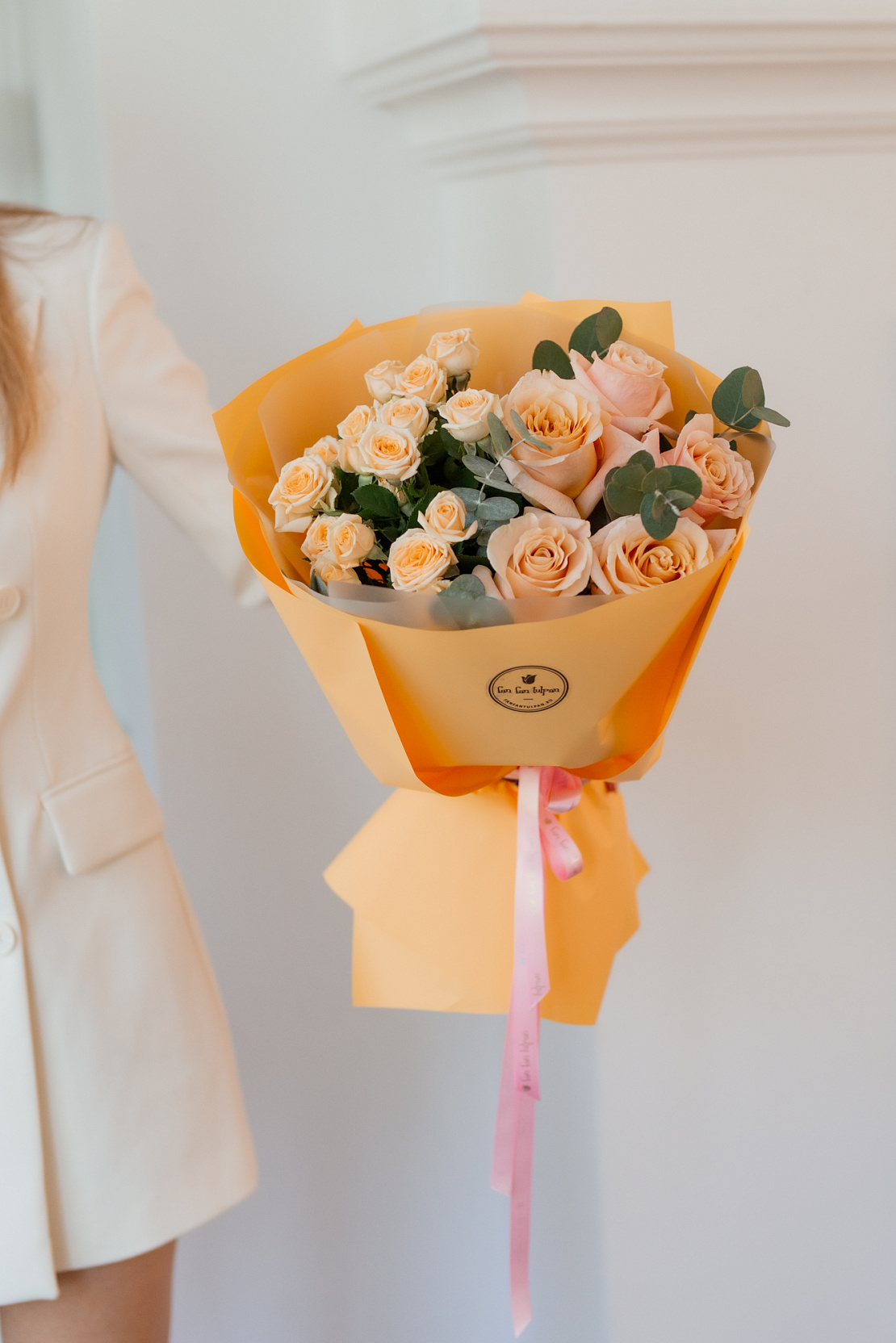 Букет из кустовых и одноголовых роз Elegance